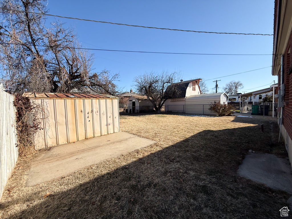 View of yard featuring a storage shed