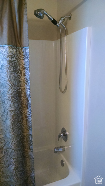 Bathroom with shower / bathtub combination with curtain