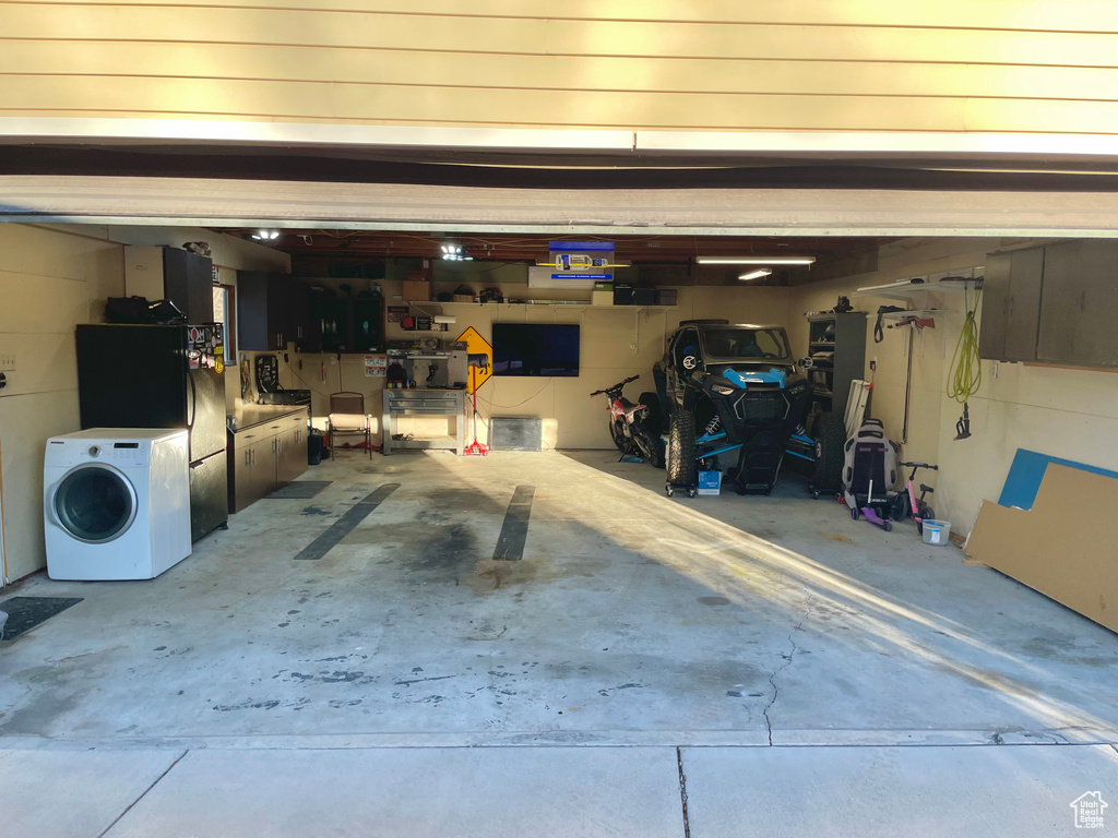 Garage featuring washer / dryer