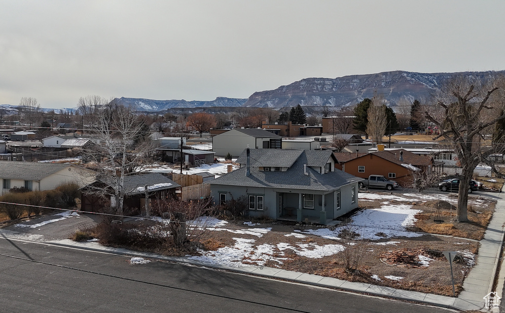 Snowy aerial view featuring a mountain view