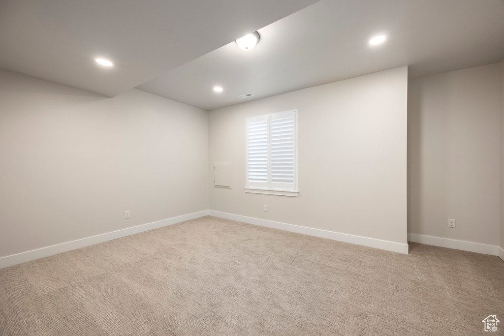 Spare room with carpet flooring