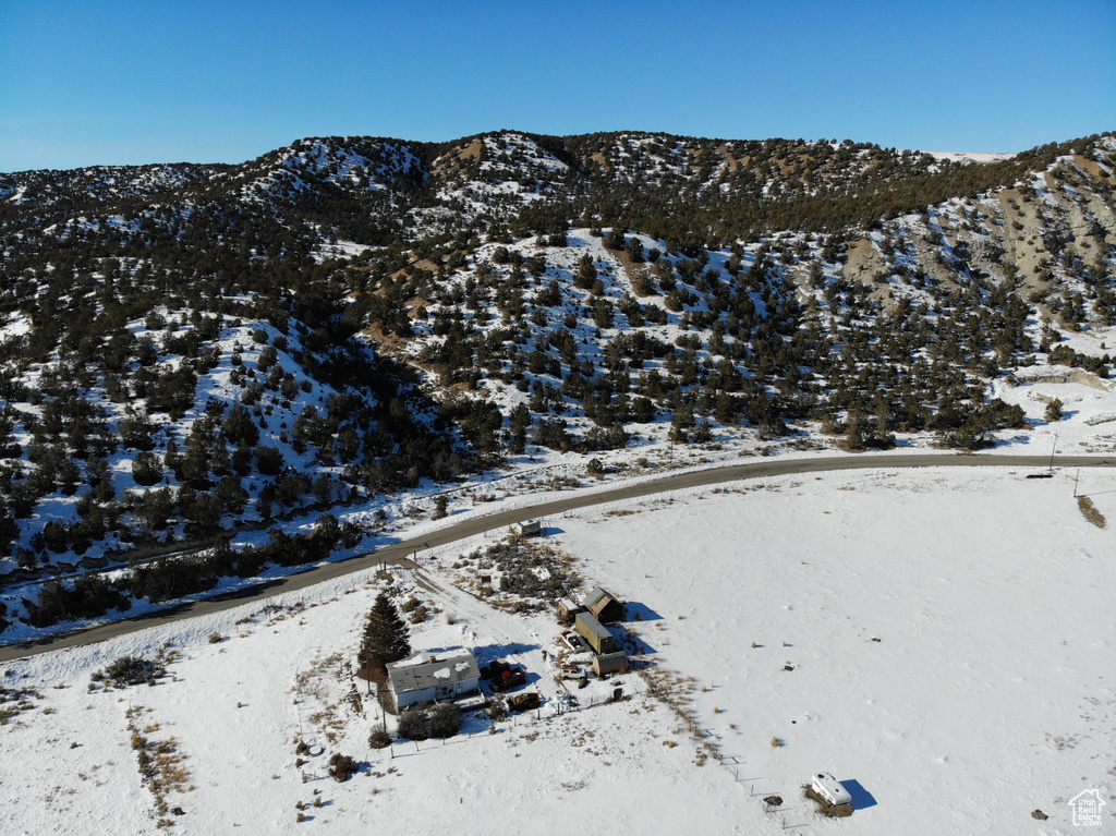 Snowy aerial view featuring a mountain view