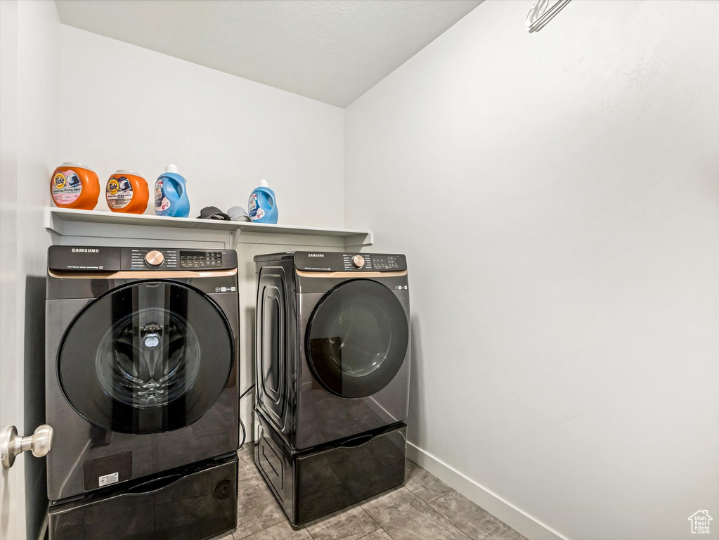 Washroom with washer and dryer