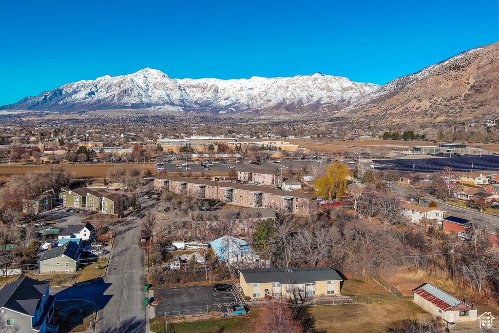 Bird\'s eye view with a mountain view