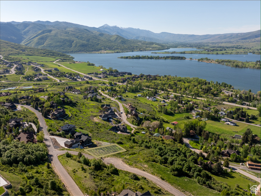 Bird\\\'s eye view of a water and mountain view