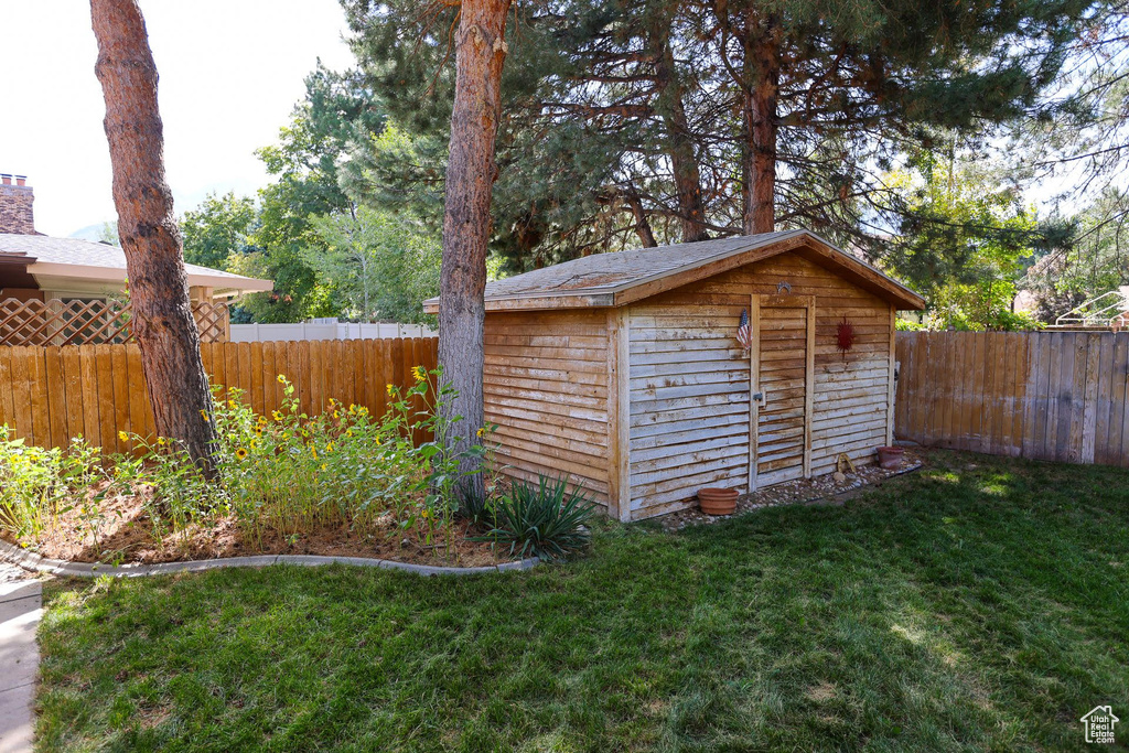 View of outbuilding featuring a yard