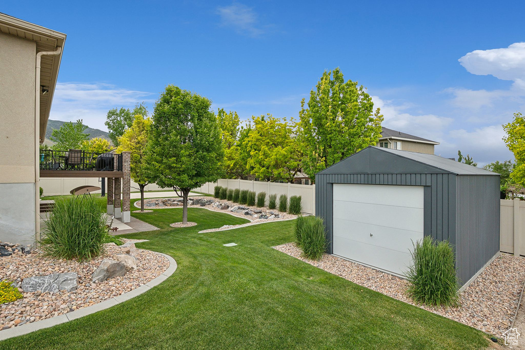 View of yard featuring an outdoor structure and a detached garage