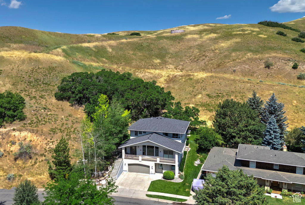 Aerial view with a mountain view