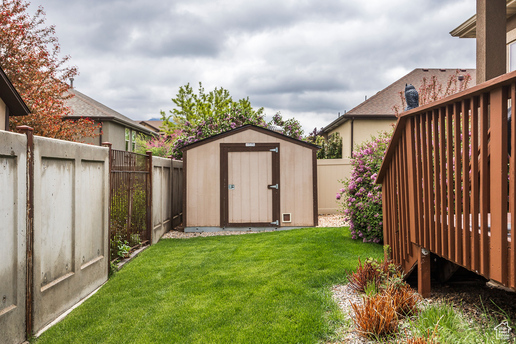 View of yard with a shed and an outbuilding