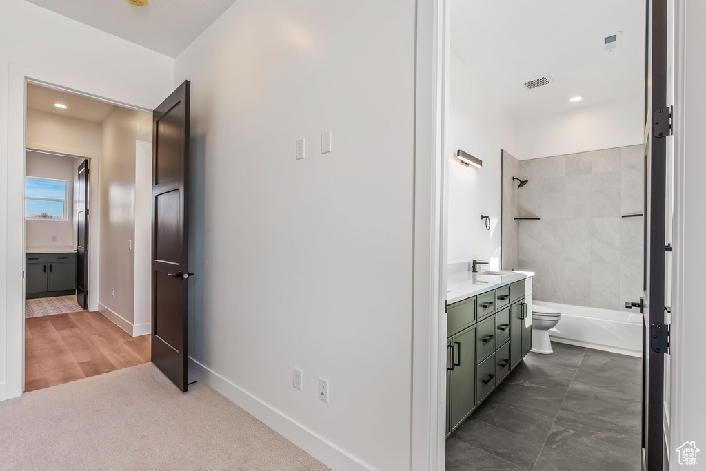 Full bathroom with vanity, toilet, and tiled shower / bath