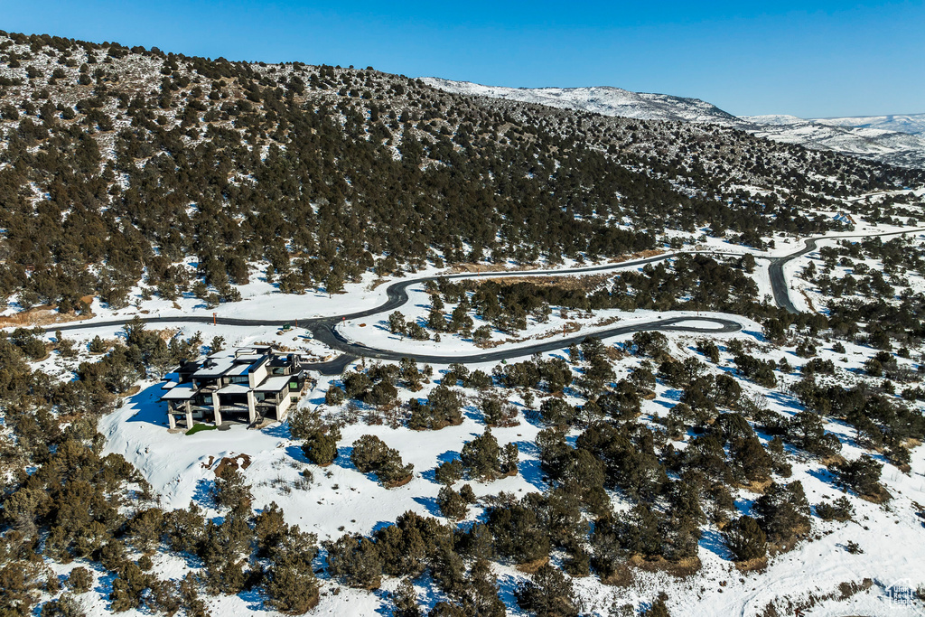 Snowy aerial view with a mountain view