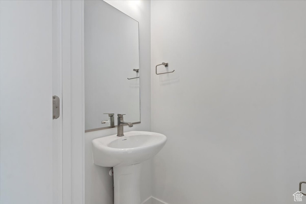 Bathroom featuring sink