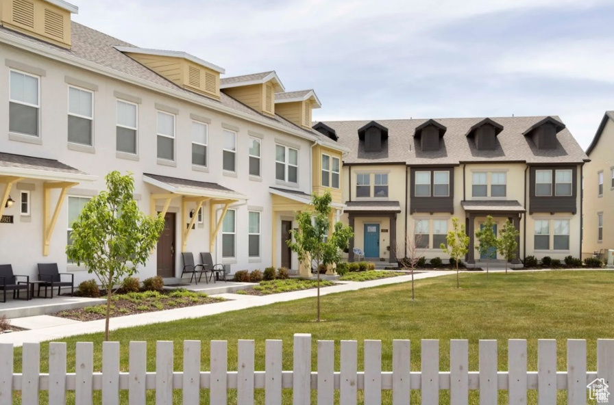 View of front of house featuring a front lawn