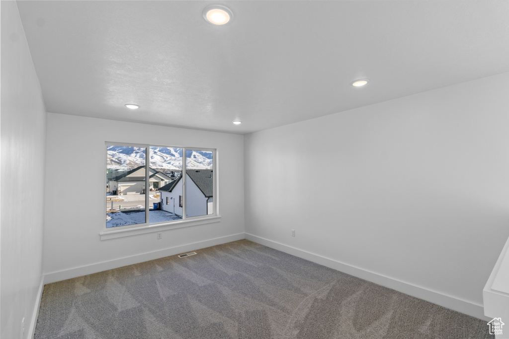Spare room with carpet flooring