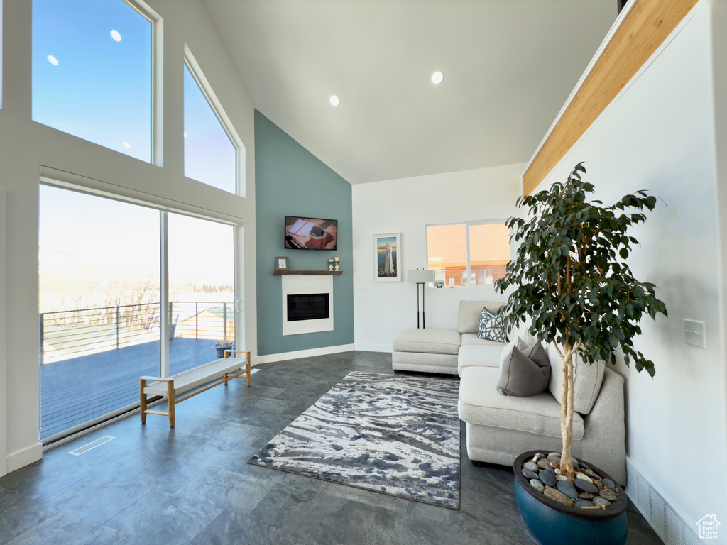 Living room with a high ceiling