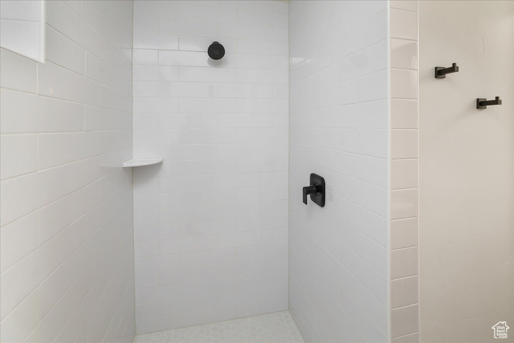 Bathroom featuring tiled shower