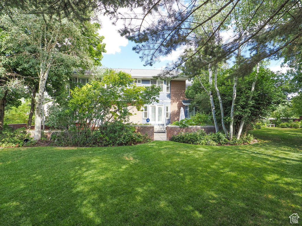 View of front facade featuring a front lawn