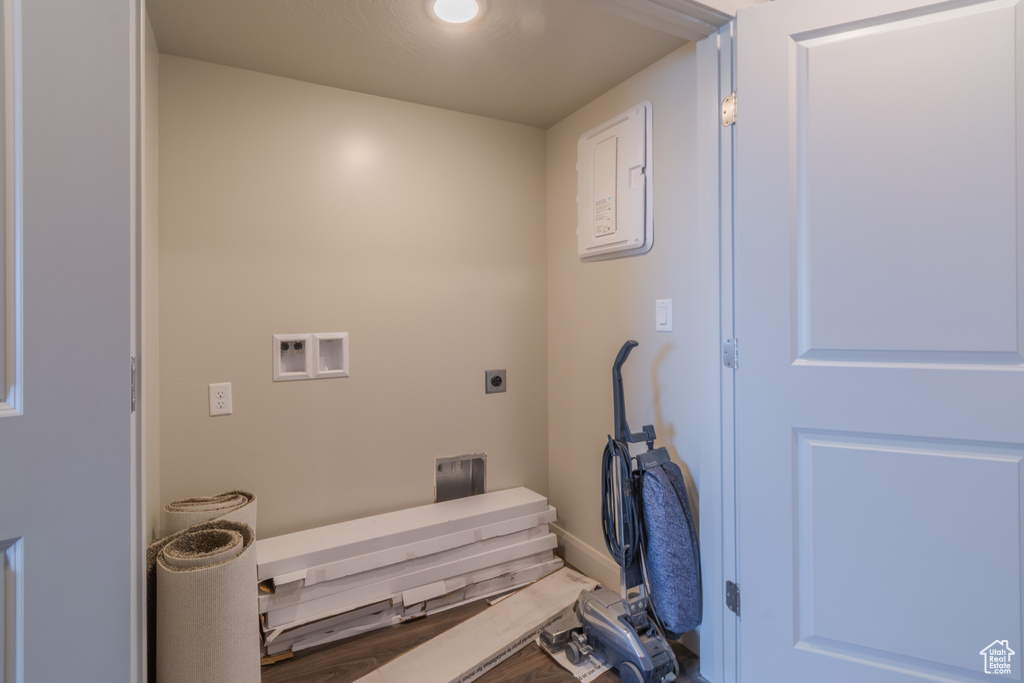 Laundry room with electric dryer hookup, washer hookup, recessed lighting, and baseboards