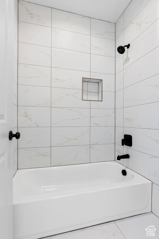 Bathroom with tiled shower / bath