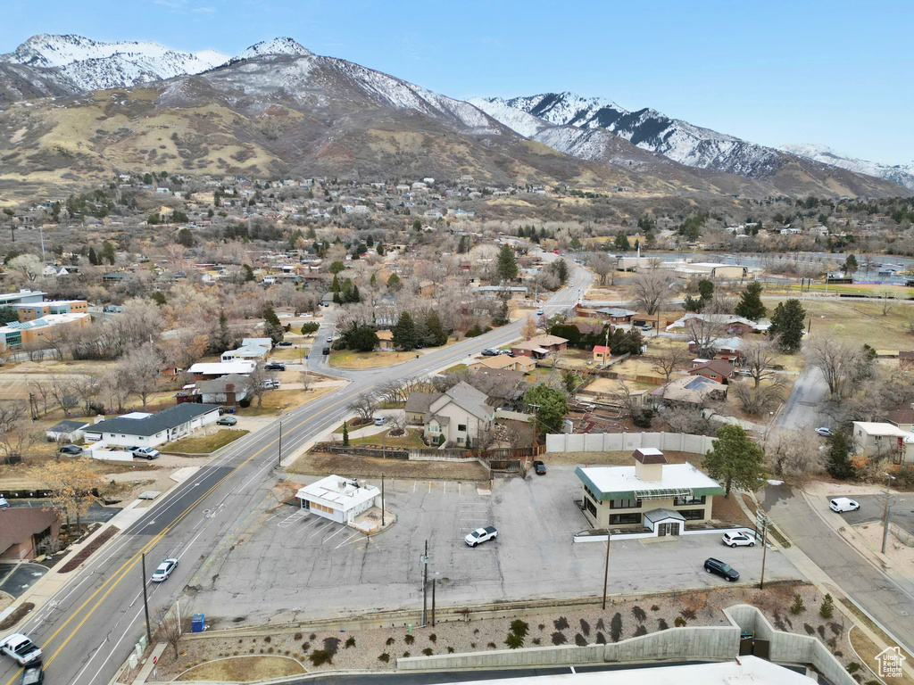 Bird\\\'s eye view featuring a mountain view