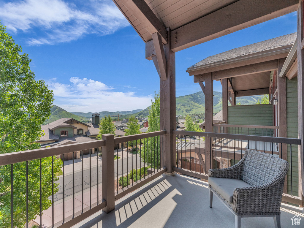 Balcony featuring a mountain view
