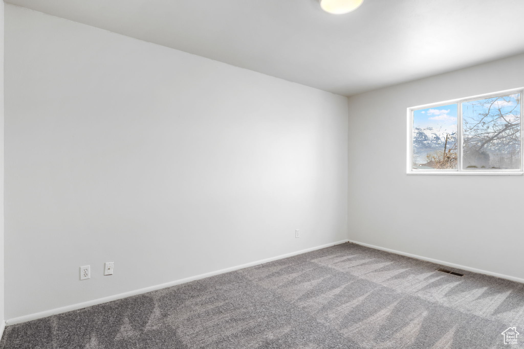 Unfurnished room with carpet flooring