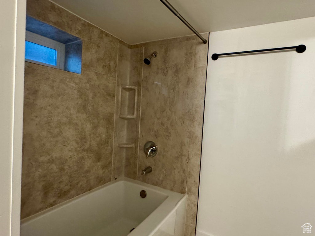 Bathroom with tiled shower / bath