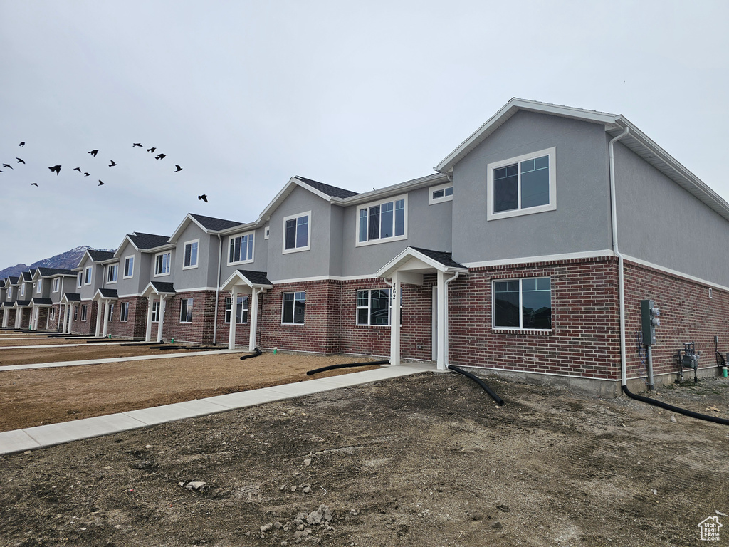 View of front of property featuring a front yard