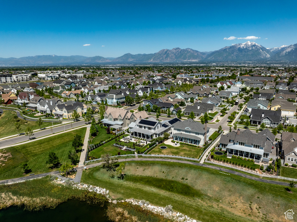 Bird\\\'s eye view featuring a mountain view