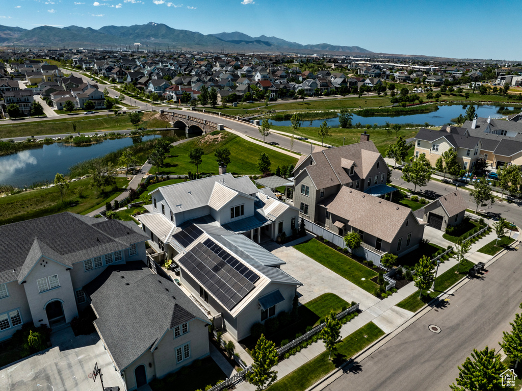 Bird\\\'s eye view with a water and mountain view