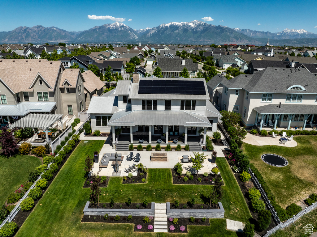 Bird\\\'s eye view with a mountain view