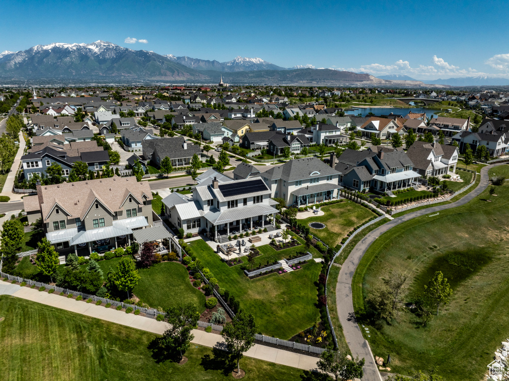 Aerial view with a mountain view
