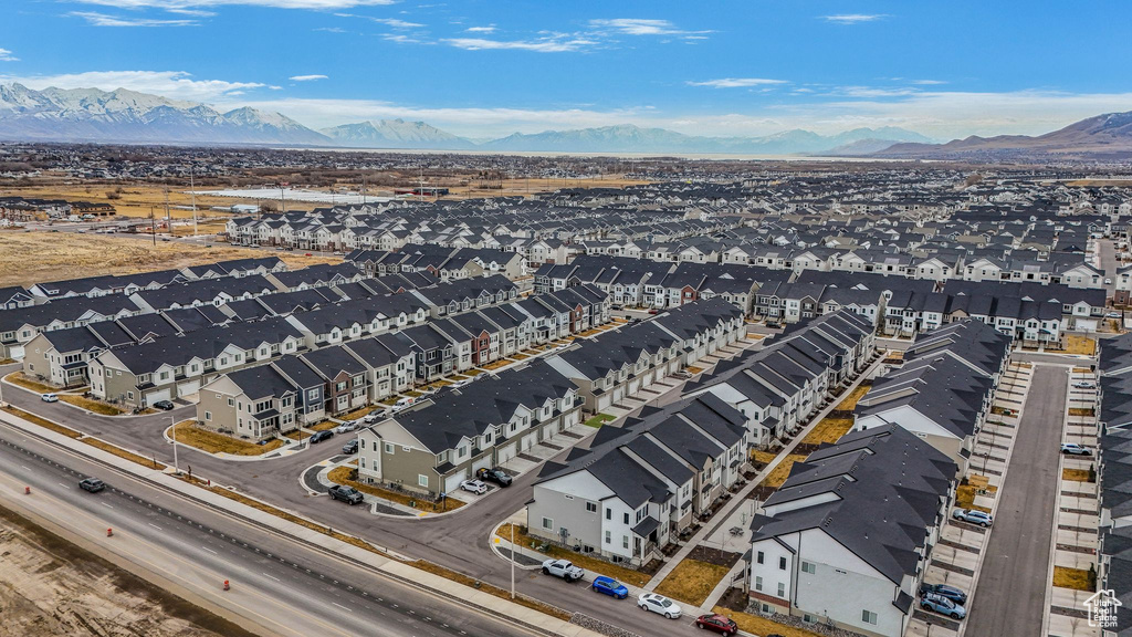 Birds eye view of property featuring a mountain view