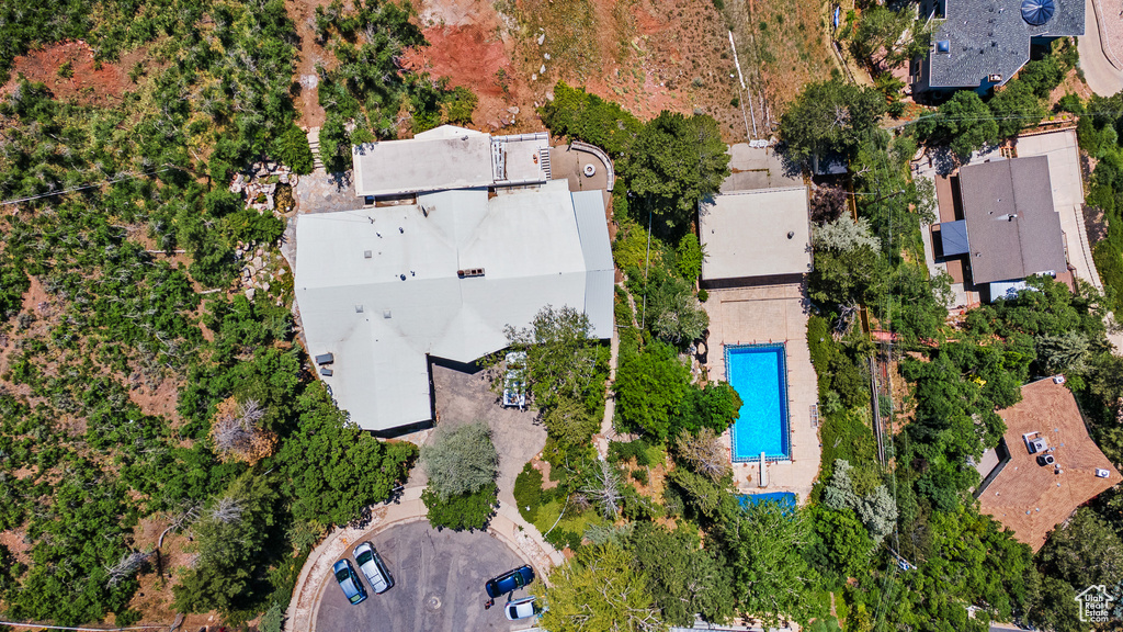 Aerial overview of property\\\'s location with a pool area