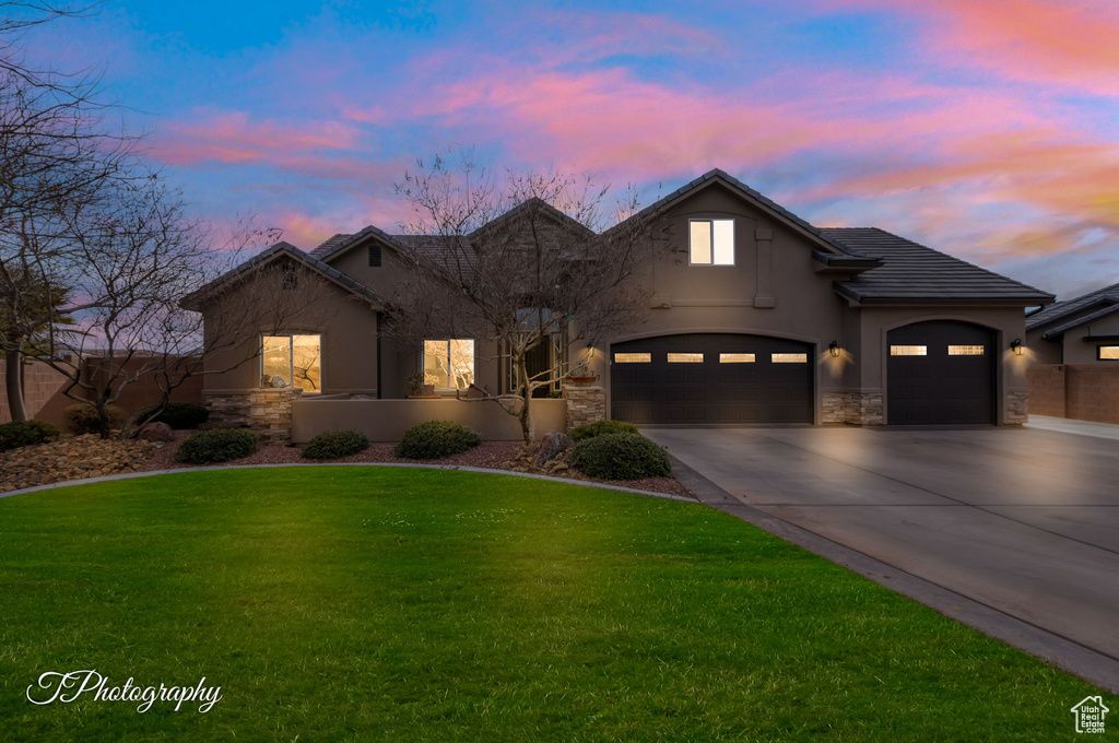 View of front of property featuring a lawn