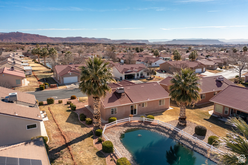 Bird\'s eye view with a mountain view