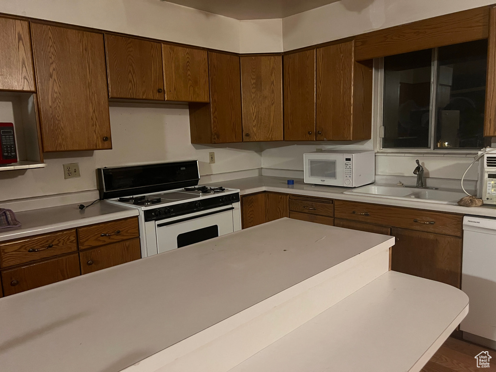 Kitchen with sink and white appliances