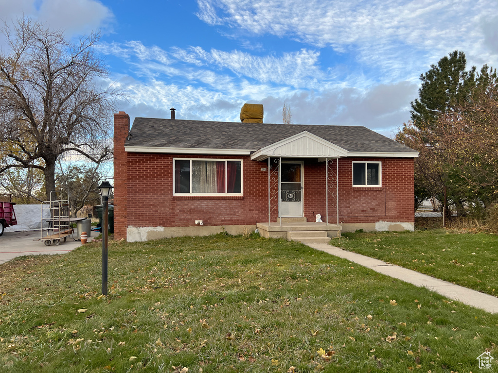 View of front of property featuring a front yard