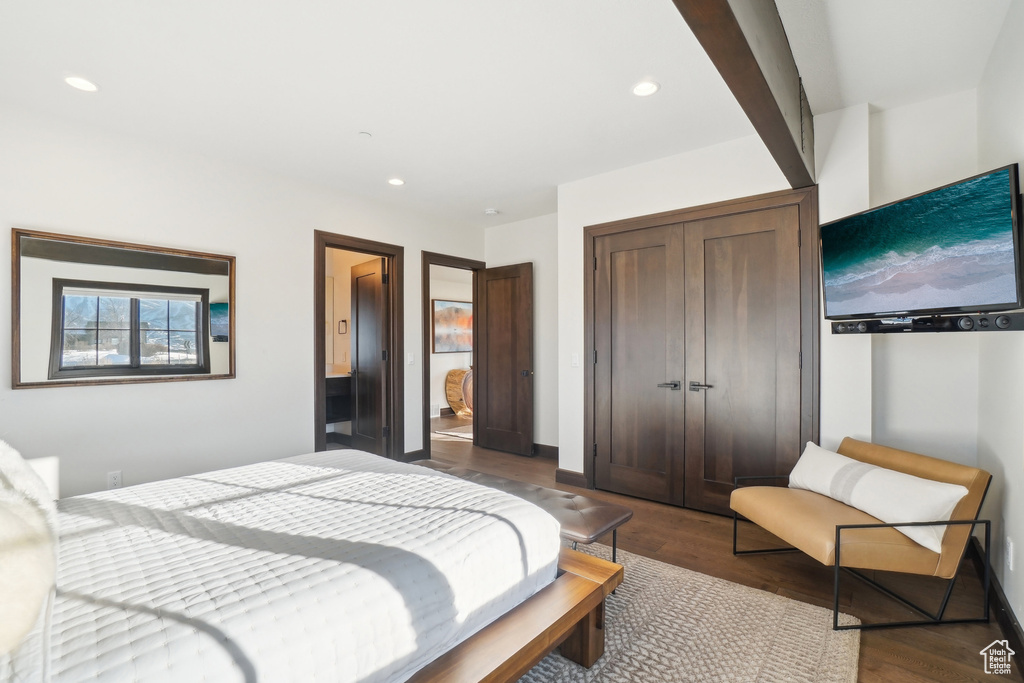 Bedroom featuring wood finished floors, a closet, recessed lighting, and baseboards