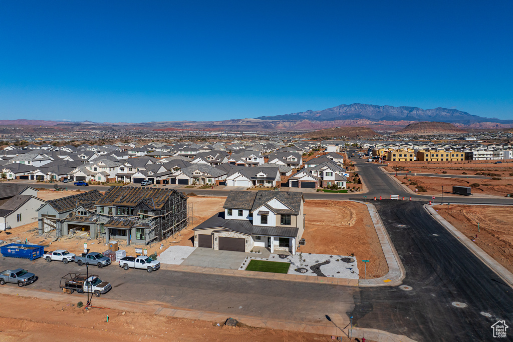 Aerial view with a mountain view