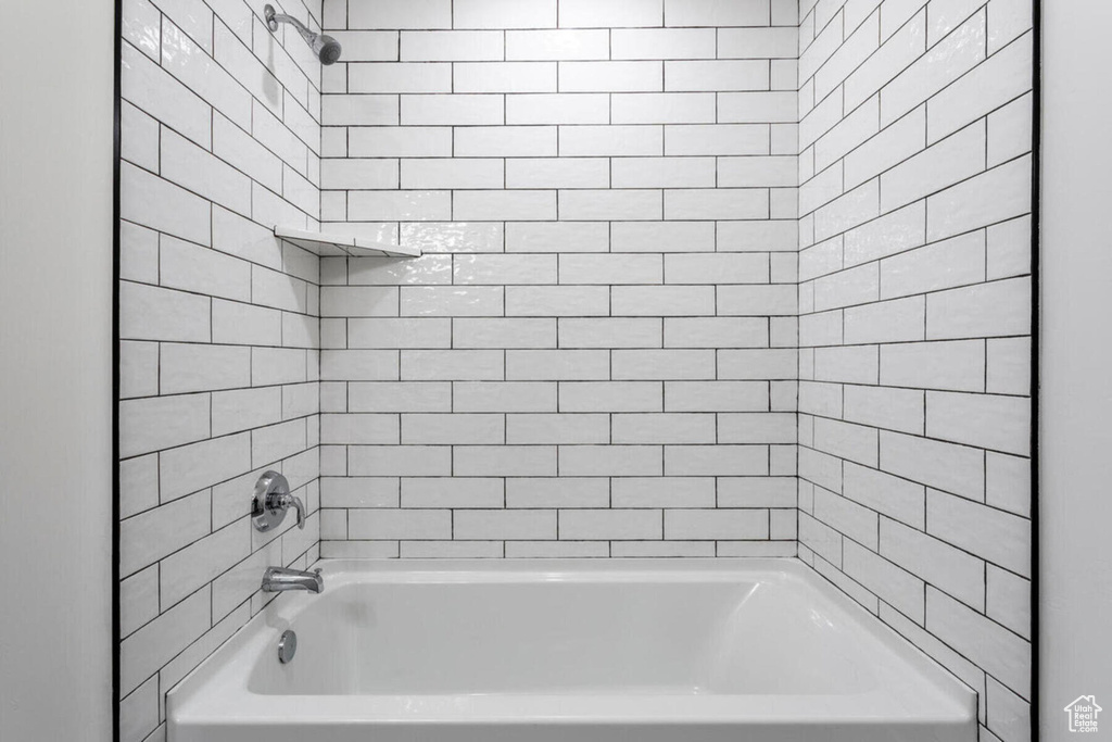 Bathroom featuring tiled shower / bath combo