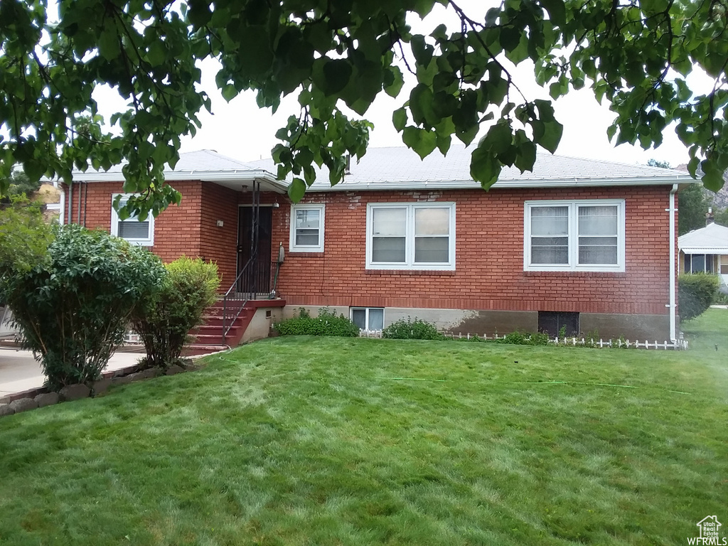 View of front of house featuring a front yard