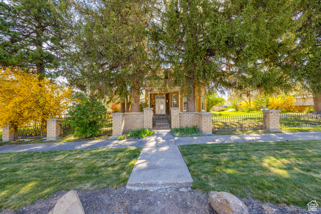 View of front facade featuring a front lawn