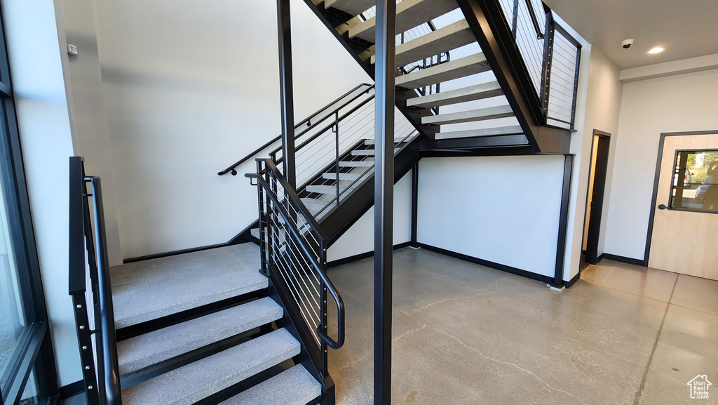 Stairs with concrete flooring