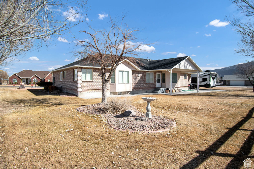 View of front facade featuring a front yard