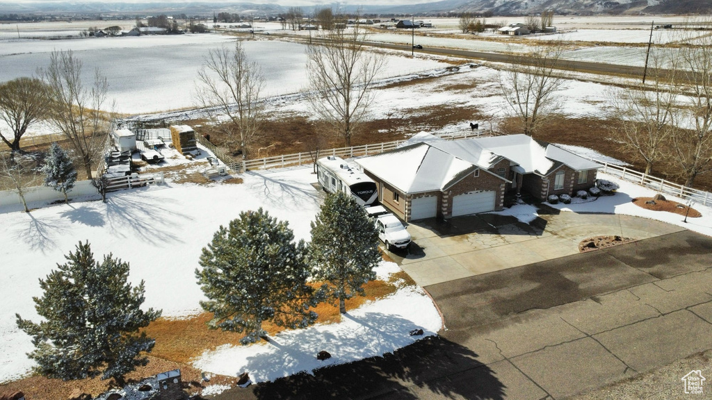 Snowy aerial view featuring a rural view