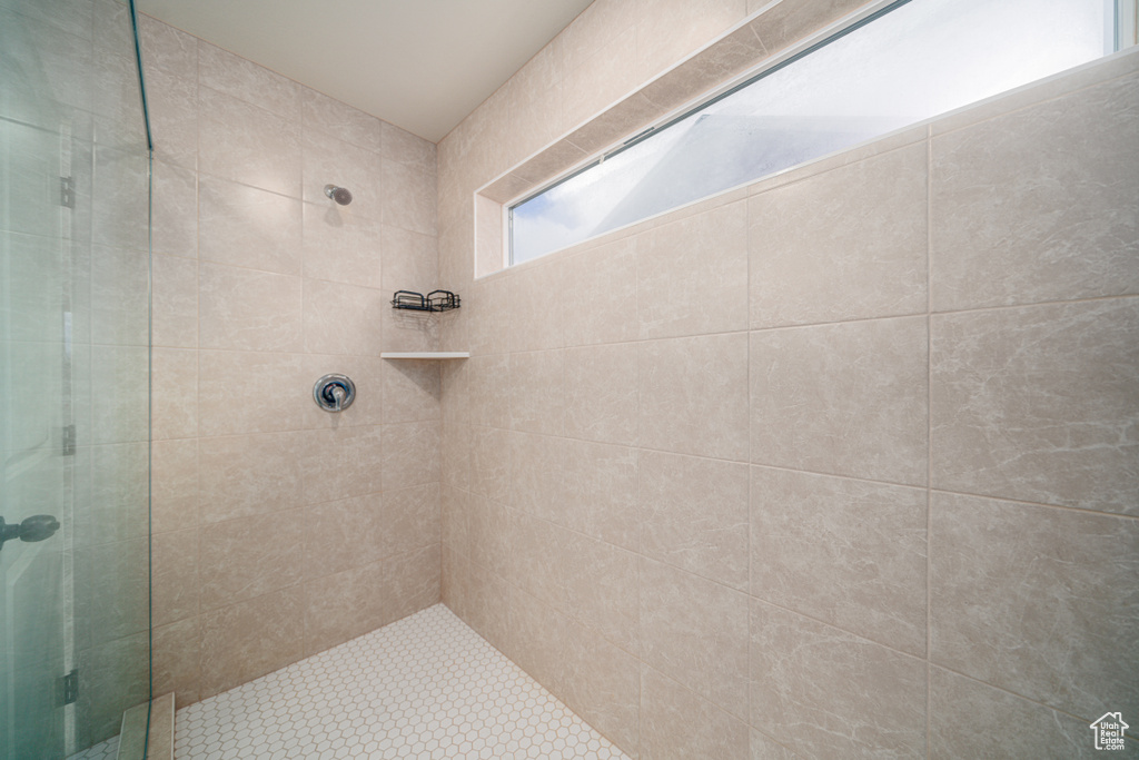 Bathroom featuring tiled shower