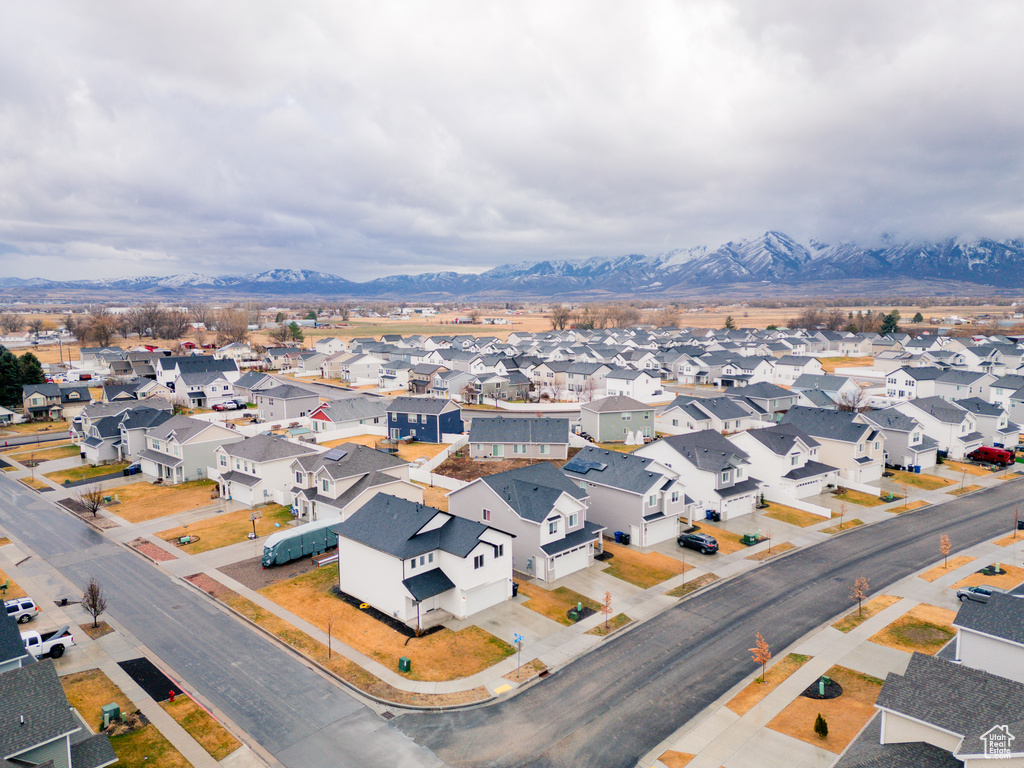 Birds eye view of property featuring a mountain view