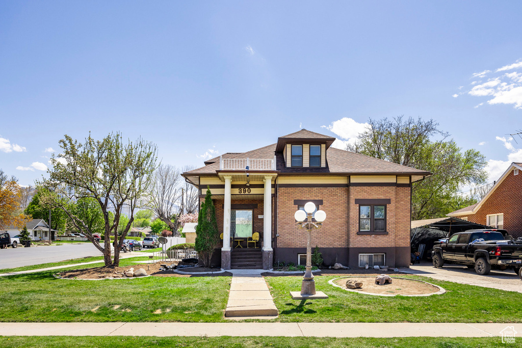 View of front facade featuring a front lawn