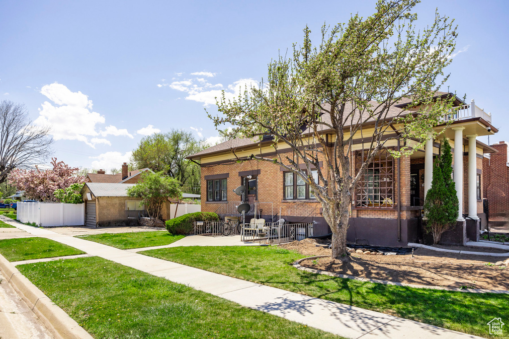 View of front of house with a front lawn